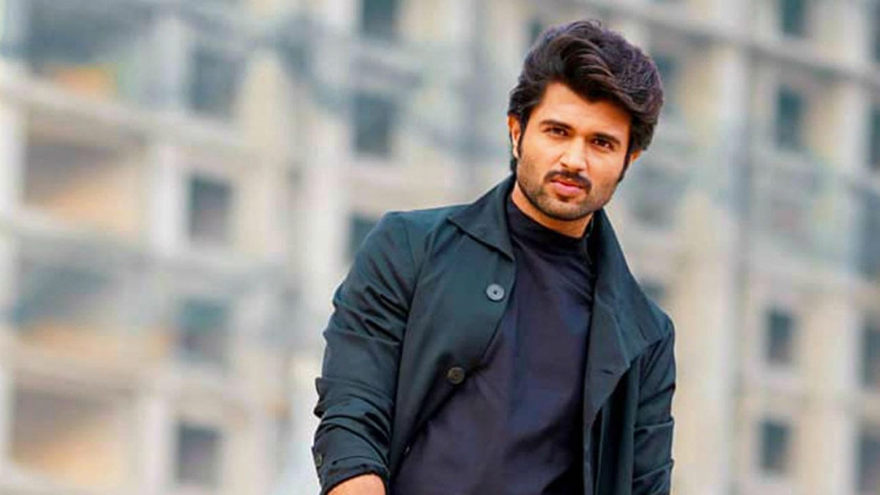 రౌడీ హీరో విజయ్ దేవరకొండ క్రేజ్ గురించి చెప్పక్కర్లేదు. అర్జున్ రెడ్డి సినిమాతో హీరోగా భారీ విజయాన్ని అందుకున్న విజయ్.. ఆ  తర్వాత వరుస సినిమాలతో తనదైన ముద్ర వేశాడు. ప్రస్తుతం కింగ్డమ్ సినిమాతో మరో సక్సెస్ అందుకున్నారు. 