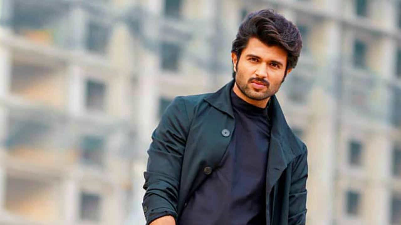 రౌడీ హీరో విజయ్ దేవరకొండ క్రేజ్ గురించి చెప్పక్కర్లేదు. అర్జున్ రెడ్డి సినిమాతో హీరోగా భారీ విజయాన్ని అందుకున్న విజయ్.. ఆ తర్వాత వరుస సినిమాలతో తనదైన ముద్ర వేశాడు. ప్రస్తుతం కింగ్డమ్ సినిమాతో మరో సక్సెస్ అందుకున్నారు.