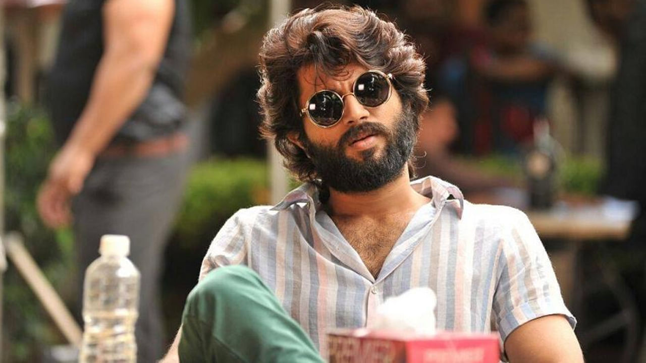  పెళ్లి చూపులు సినిమాతో హీరోగా వెండితెరకు పరిచయమయ్యారు విజయ్. ఆ తర్వాత 2017లో వచ్చిన అర్జున్ రెడ్డి చిత్రం విజయ్ కెరీర్ మలుపు తిప్పింది. ఈ సినిమాతో రౌడీ హీరోగా క్రేజ్ సొంతం చేసుకున్నారు. ఈ సినిమా అప్పట్లో విధ్వంసమే సృష్టించింది. 