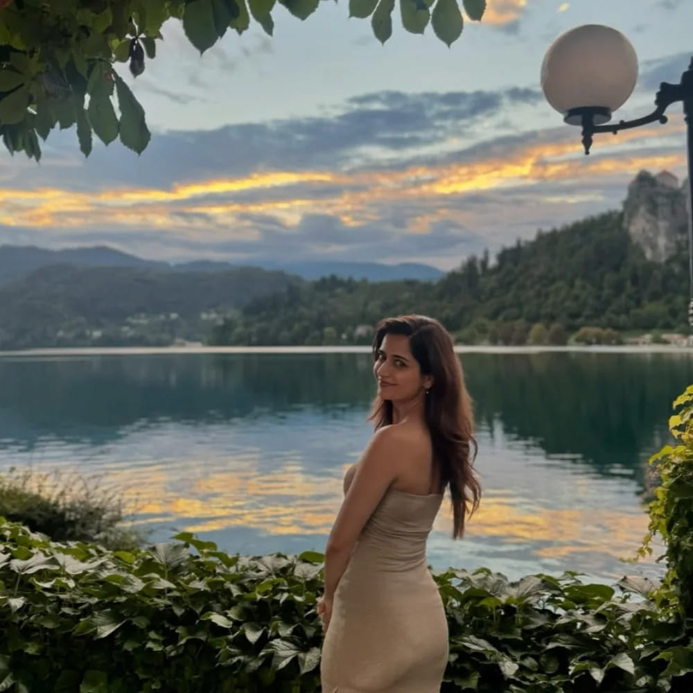 ఇందులో మెయిన్ హీరోయిన్ రోల్ త్రిష నటిస్తుండగా.. సెకండ్ కథానాయికగా ఆషిక కనిపించనుంది. ఇటీవల విడుదలైన ఫస్ట్ లుక్ పోస్టర్ ఆకట్టుకుంది. మరోవైపు సోషల్ మీడియాలో నిత్యం ఏదోక పోస్ట్ చేస్తూ నెటిజన్లను ఆకట్టుకుంటుంది. బెంగుళూరుకు చెందిన ఆషికా.. 2014లో మిస్ ఫ్రెష్ ఫేస్ అనే అందాల పోటీలో రన్నరప్ గా నిలిచింది. 