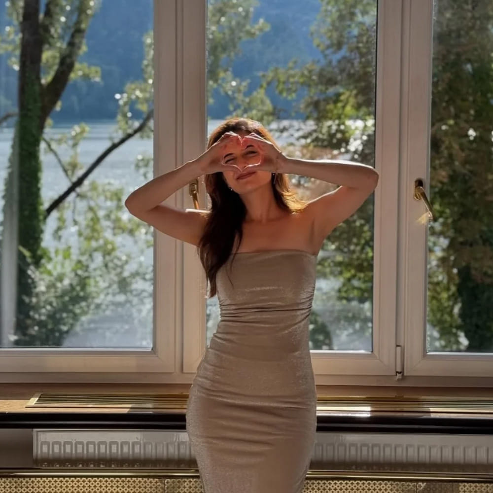 2016 నుంచి సినిమాల్లో యాక్టివ్ గా ఉన్న ఆషిక.. కన్నడలో శివరాజ్ కుమార్, సుదీప్, పునీత్ రాజ్ కుమార్, వంటి స్టార్ హీరోల చిత్రాల్లో నటించి నటిగా గుర్తింపు తెచ్చుకుంది. ఇక ఇప్పుడు తెలుగులో తనదైన ముద్ర వేసేందుకు రెడీ అవుతుంది. తాజాగా ఈ అమ్మడు చిన్ననాటి ఫోటో ఇప్పుడు అందరి దృష్టిని ఆకర్షిస్తుంది. 