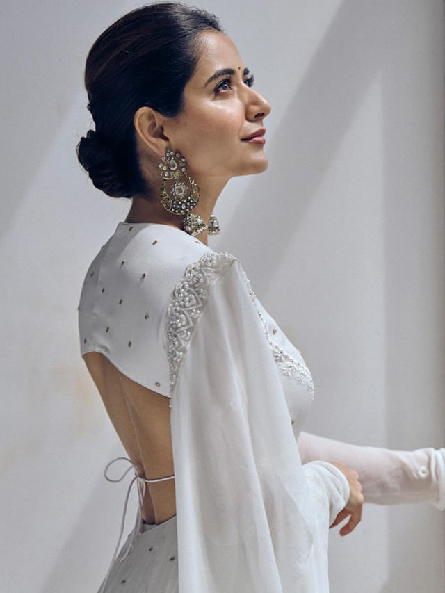 అబ్బా క్రేజీ లుక్స్ తో కాకరేపుతున్న ఆషికా..