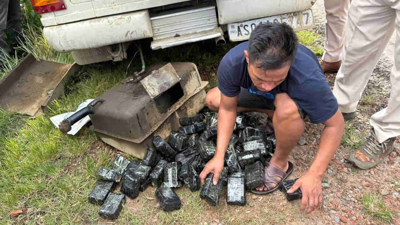 హైస్పీడుతో దూసుకొస్తున్న కారు.. అనుమానం వచ్చి ఆపగా.. పెట్రోల్ ట్యాంక్లో..