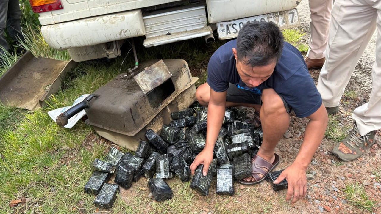 హైస్పీడుతో దూసుకొస్తున్న కారు.. అనుమానం వచ్చి ఆపగా.. పెట్రోల్ ట్యాంక్లో..