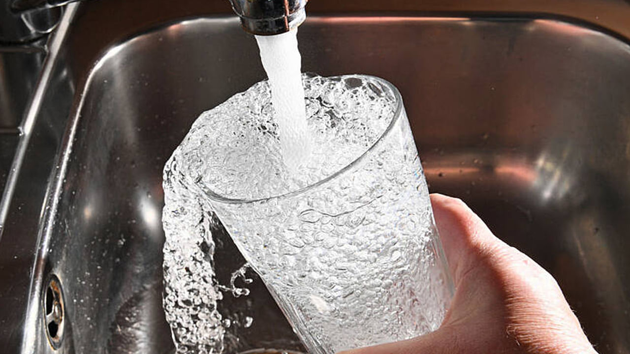 అనవసరంగా నీరుని వృధా చేయడం వలన కుండలిలో చంద్ర గ్రహం బలహీనపడుతుంది. చాలా మంది కుళాయిని తెరిచి ఉంచుతారు. కొంతమంది ఇళ్లలో నీటి ట్యాంక్ నుంచి నీరు పొంగిపొర్లడం ప్రారంభమవుతుంది. ఇది ఒకటి లేదా రెండుసార్లు జరిగితే, ఎటువంటి సమస్య లేదు. అయితే వీటిని అలవాటుగా చేసుకోవడం సరైనది కాదు. ఇవన్నీ కుండలిలో చంద్రుడిపై ప్రభావాన్ని చూపిస్తాయి. 
