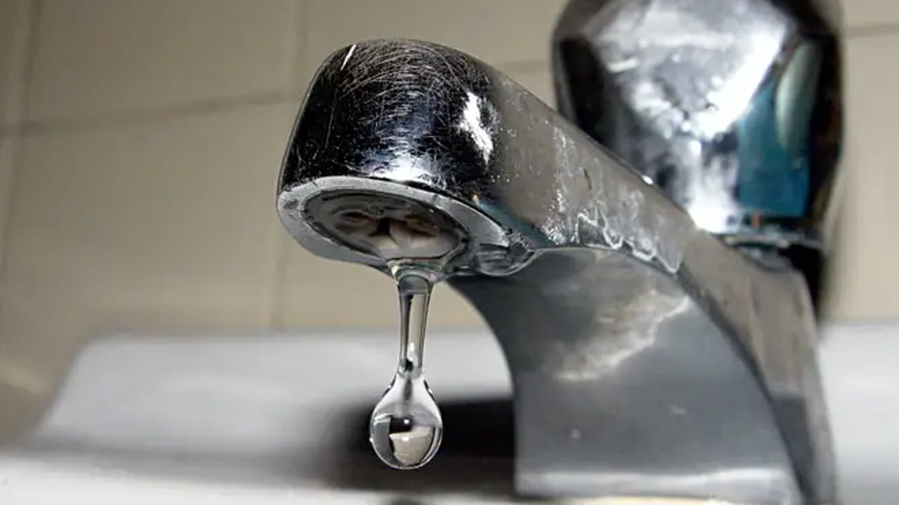 ఏ వ్యక్తికైనా కుండలిలో చంద్రుని స్థానం చెడుగా లేదా బలహీనంగా ఉన్నప్పుడు అతని జాతకంలో చంద్ర దోషం ఉంటుంది. ఈ దోషం కారణంగా ఇంట్లో అసమ్మతి పరిస్థితి ఏర్పడుతుంది. అదే సమయంలో, మనస్సు చంచలంగా మారుతుంది. అంతేకాదు చాలా నిరాశకు లోనవుతారు. మనసు ఉద్రిక్తతో ఉంటుంది. 
