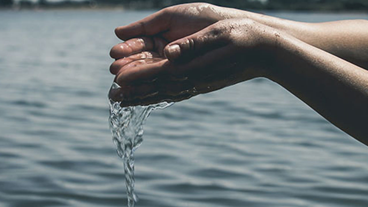 జాతకంలో చంద్రుడు బలహీనంగా ఉంటే, నీటిని దుర్వినియోగం చేయకూడదు. ఉదయించే సూర్యుడికి అర్ఘ్యం సమర్పించడం, సోమవారం పాలు లేదా పాయసం దానం చేయడం, చంద్రుడికి సంబంధించిన మంత్రాలను జపించడం వంటి పరిహారాలు చేయడం, నీటిని పొదుపుగా ఉపయోగించడం వంటివి చంద్రుడిని శాంతింపజేస్తాయి.
