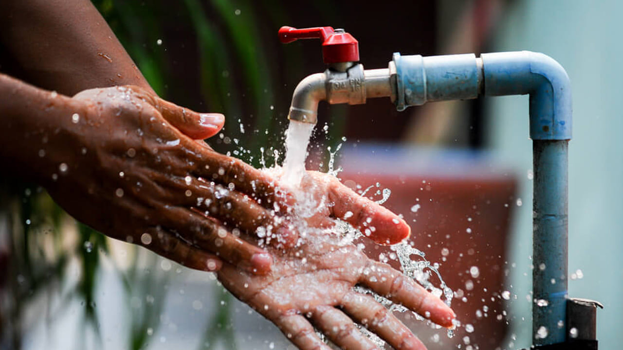 జ్యోతిషశాస్త్రంలో చంద్రుడు నీరు, భావోద్వేగాలకు సంబంధించిన గ్రహం. కనుక నీటిని వృధా చేసే అలవాటు ఉన్న వారి మనసు అసమతుల్యత, మానసిక ఒత్తిడి, ఆరోగ్య సమస్యలకు దారితీస్తుందట. అదృష్టం   తగ్గడం.. ఏ పని మొదలు పెట్టినా చెడు ప్రభావాలు  కలుగవచ్చు 