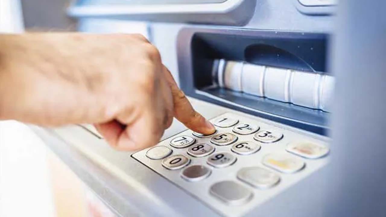 ఏటీఎంలో డబ్బు డ్రా చేస్తుండగా సడన్ షాక్.. ఆ తర్వాత జరిగిందిదే..!