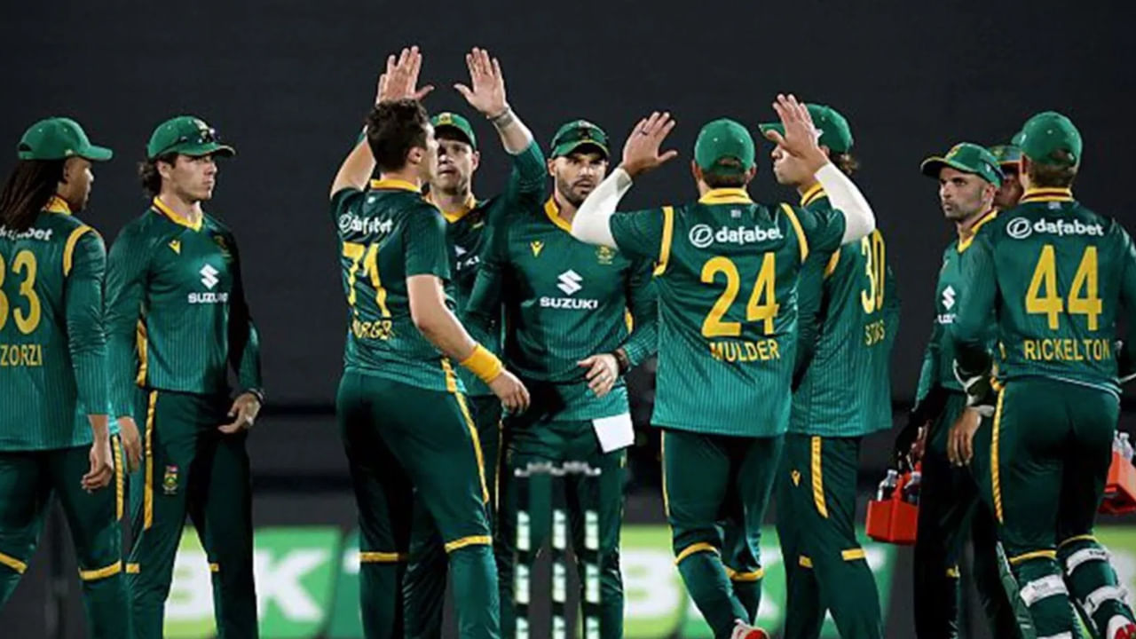 ఈ సిరీస్ తర్వాత ఆస్ట్రేలియా ఇప్పుడు దక్షిణాఫ్రికాను ఎదుర్కొంటోంది. తొలి వన్డేలో ఆస్ట్రేలియాను 198 పరుగులకే ఆలౌట్ చేయడంలో దక్షిణాఫ్రికా బౌలర్లు విజయం సాధించారు. రెండో వన్డేలో ఆసీస్ 193 పరుగులకే ఆలౌట్ అయింది.