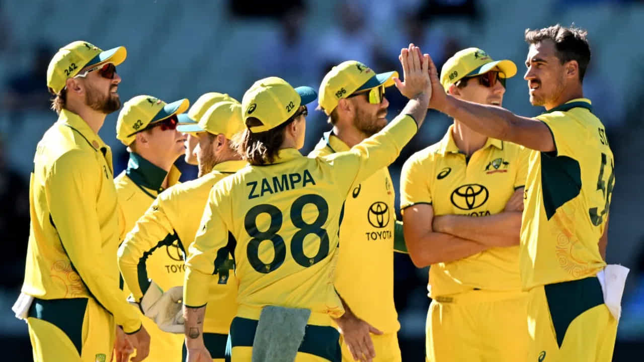Australia vs South Africa: ఆస్ట్రేలియా జట్టు వన్డే క్రికెట్ ఆడటం ప్రారంభించి 54 సంవత్సరాలు అయింది. ఈ యాభై నాలుగు సంవత్సరాలలో ఆసీస్ జట్టు ఇంతకు ముందు ఎన్నడూ లేని విధంగా తడబడటం ఇదే మొదటిసారి. ఆశ్చర్యకరమైన విషయం ఏమిటంటే అది కూడా వరుసగా నాలుగు మ్యాచ్లలో దారుణ పరిస్థితిని ఎదుర్కొంది.