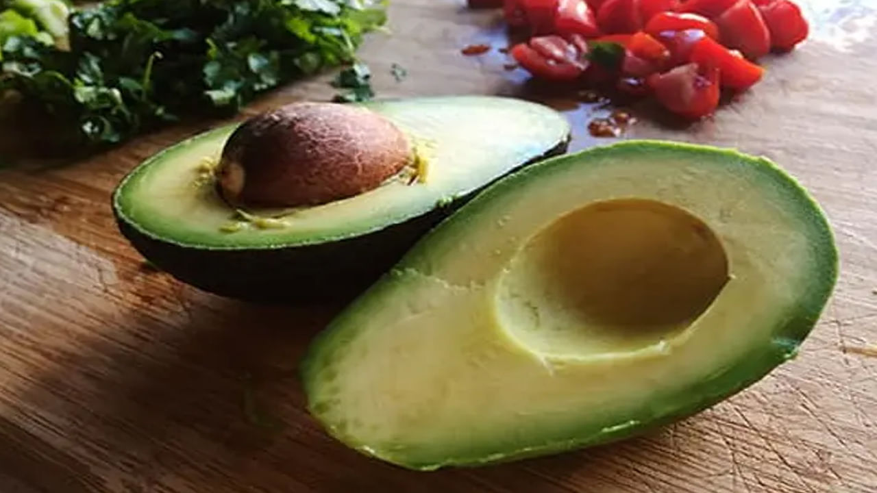 అయితే అవకాడోలో ఎన్ని సుగుణాలు ఉన్నప్పటికీ అందరికీ సమానంగా మేలు చేయదు. అవును.. కొందరికి ఇది ఆరోగ్య సమస్యలను కలిగిస్తుంది. అవకాడోలో ఆరోగ్యకరమైన మోనోశాచురేటెడ్ కొవ్వులు ఉంటాయి. ఇది కొలెస్ట్రాల్, ట్రైగ్లిజరైడ్లను తగ్గించడంలో సహాయపడుతుంది. దీన్ని క్రమం తప్పకుండా తినడం వల్ల గుండె జబ్బుల ప్రమాదం తగ్గుతుంది.