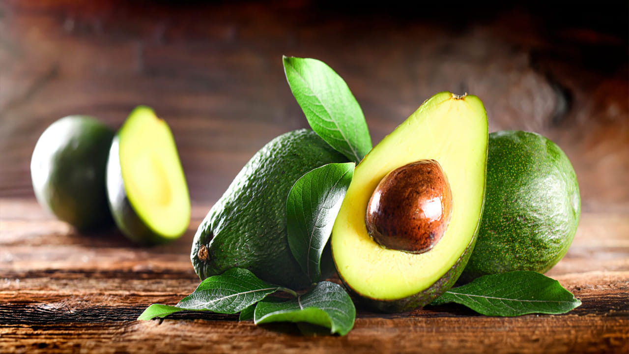 అవకాడోలు హార్మోన్ల సమతుల్యతను కాపాడుకోవడానికి చాలా అవసరం. ఇది పీరియడ్స్‌ను క్రమబద్ధీకరించడంలో సహాయపడుతుంది. మహిళలకు అవకాడో వల్ల కలిగే ప్రయోజనాలు నిపుణుల మాటల్లో ఇక్కడ తెలుసుకుందాం..