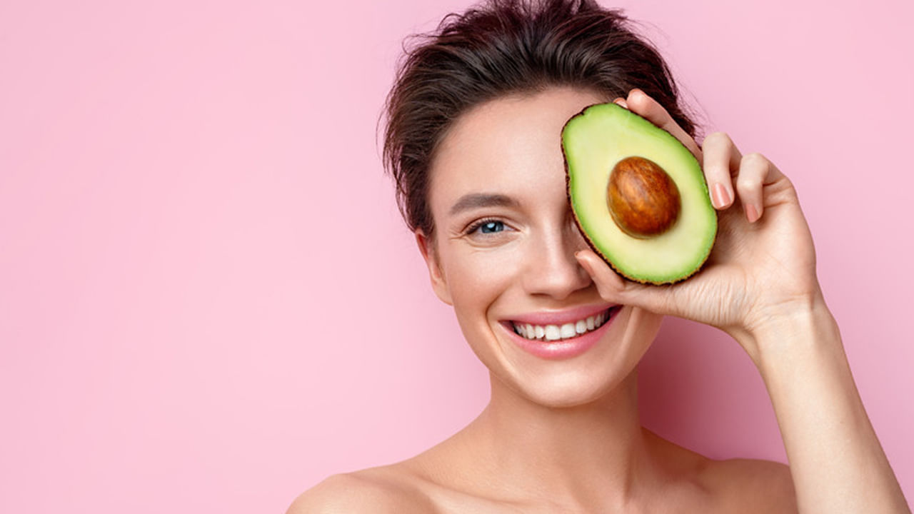 చర్మ ఆరోగ్యానికి మంచిది: అవకాడోలో విటమిన్ E, యాంటీఆక్సిడెంట్లు పుష్కలంగా ఉంటాయి. ఇవి చర్మ ఆరోగ్యాన్ని కాపాడుకోవడానికి సహాయపడతాయి. ఈ లక్షణాలు చర్మాన్ని మృదువుగా ఉంచుతాయి. చర్మ కాంతిని పెంచుతాయి. వృద్ధాప్య సంకేతాలను నివారిస్తాయి. ఆహారంలో అవకాడోను తీసుకోవడంతో పాటు, చర్మ సంరక్షణ కోసం దాని నూనెను ఉపయోగించడం కూడా మంచి ఫలితాలను ఇస్తుంది.