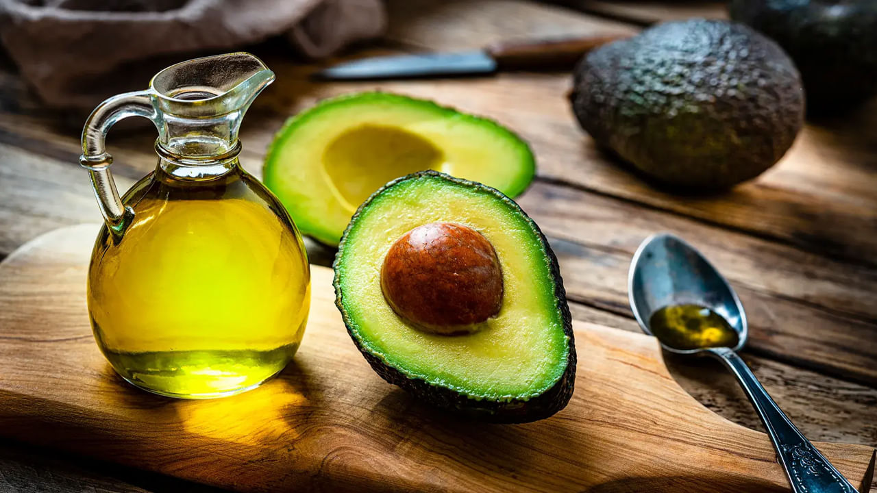 ఆరోగ్య నిపుణుల అభిప్రాయం ప్రకారం రోజూ సగం అవకాడో (సుమారు 50-70 గ్రాములు) తింటే సరిపోతుందని అంటున్నారు. గుండె, మధుమేహ రోగులు దీన్ని రెగ్యులర్ డైట్‌లో ఉంచుకోవచ్చు. కిడ్నీ, లివర్ రోగులు మాత్రం వైద్యుడిని సంప్రదించిన తర్వాత మాత్రమే దీనిని తినాలి. అవకాడో నిస్సందేహంగా 'సూపర్‌ఫుడ్'. కానీ ఇది అందరికీ ఒకేలా మేలు చేయదనే విషయం మర్చిపోకూడదు.