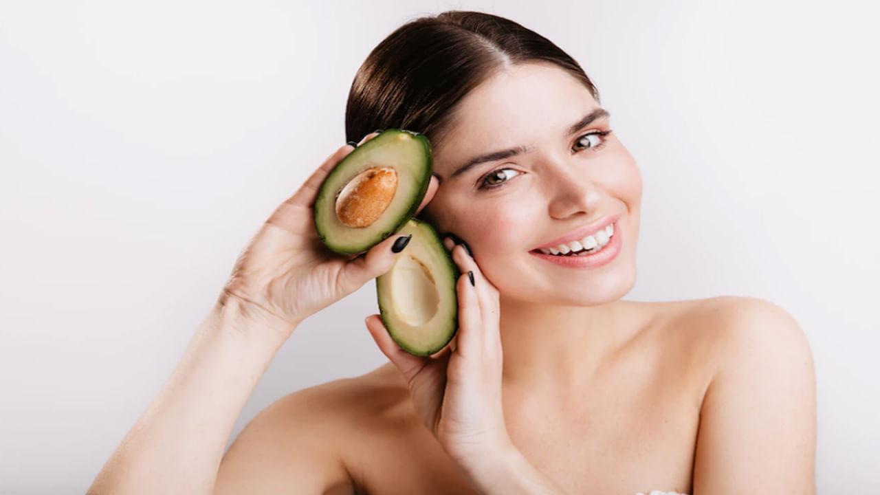 ఎముకల బలాన్ని పెంచుతుంది: అవకాడోలో ఎముకల ఆరోగ్యానికి అవసరమైన విటమిన్ కె, కాల్షియం, భాస్వరం పుష్కలంగా ఉంటాయి. ముఖ్యంగా, అవకాడో వినియోగం స్త్రీలలో వయసు పెరిగే కొద్దీ ఆస్టియోపోరోసిస్ వంటి ఎముక సంబంధిత సమస్యల ప్రమాదాన్ని తగ్గించడంలో సహాయపడుతుంది.