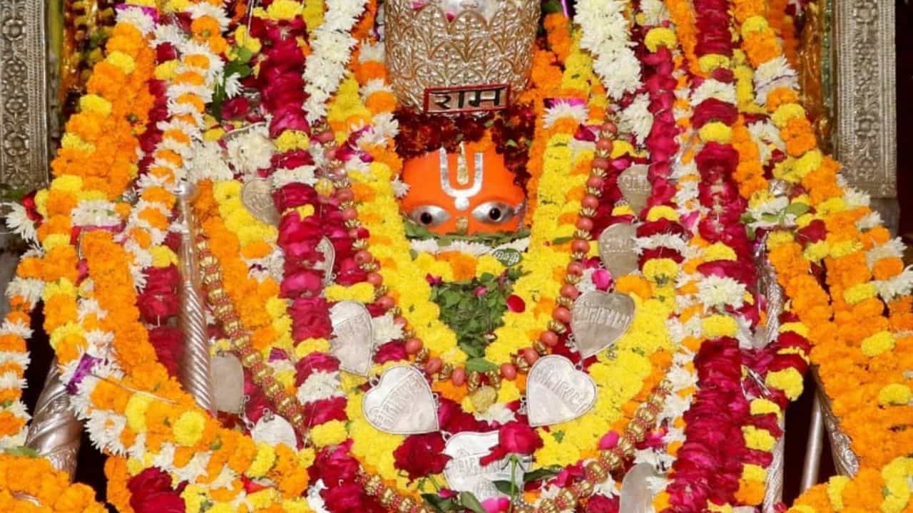 హనుమాన్ గఢీ, అయోధ్య.. అయోధ్యలోని ఈ గుడి గురించి ఒక కథ ఉంది. రాముడి నగరాన్ని కాపాడడానికి హనుమాన్ ఇక్కడే ఉంటారని ప్రజలు నమ్ముతారు. భక్తులు చేసే ప్రార్థనలు, జైకారాల ప్రభావం ఇక్కడ ఎల్లప్పుడూ ఉంటుంది.