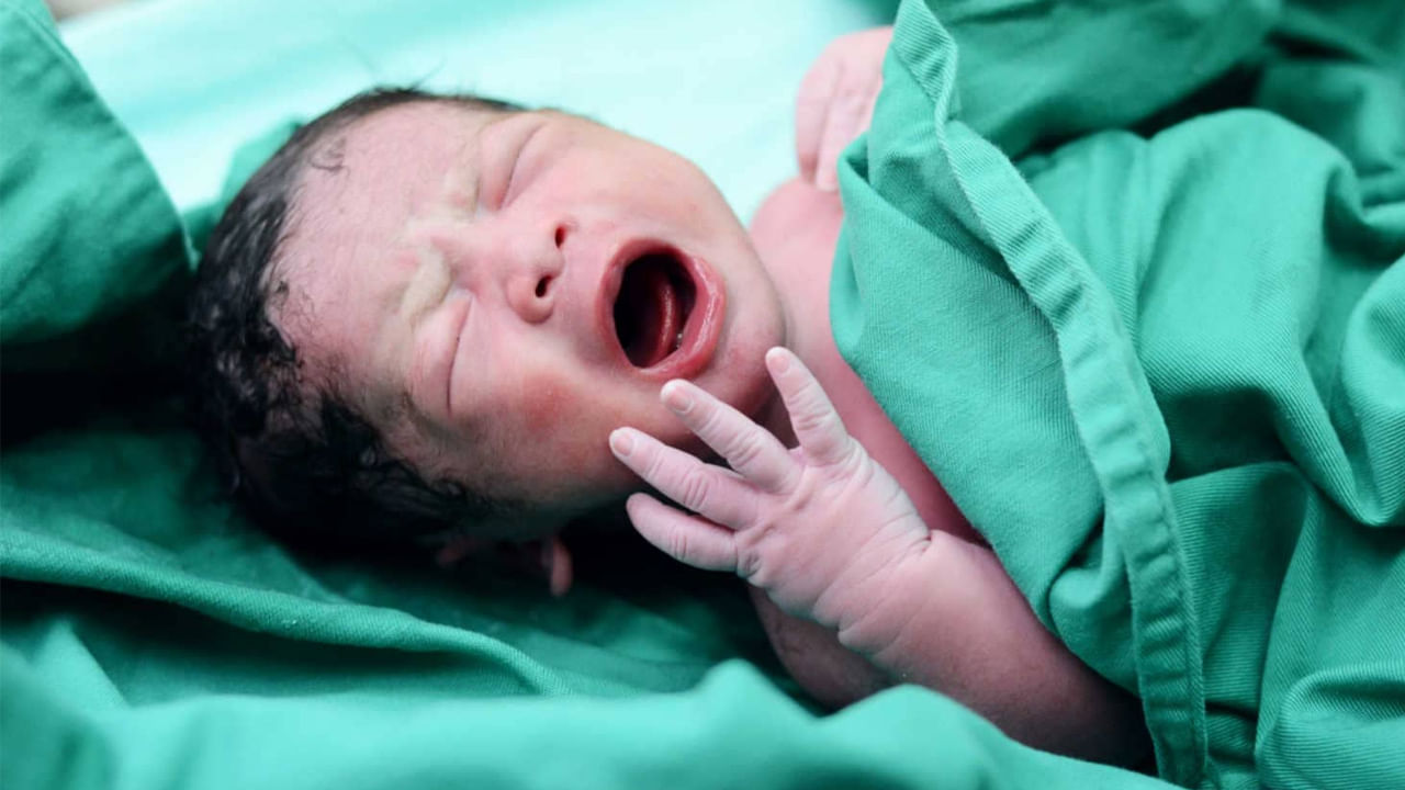 పుట్టిన వెంటనే బిడ్డ ఏడవడం చాలా మంచిదని మనం తరచుగా వింటూనే ఉంటాం. కొన్ని సందర్భాల్లో పుట్టిన వెంటనే శిశువు ఏడవకపోతే వైద్యులు కూడా కంగారు పడిపోతారు. బిడ్డను ఏడిపించేందుకు ప్రయత్నిస్తారు. వీపుపై కొన్ని బిడ్డను ఏడిపిస్తారు. బిడ్డ ఏడ్చిన తర్వాత అందరూ ఊపరిపీల్చుకుంటారు. ఇలాంటి సన్నివేశాలు సినిమాల్లో మనం తరచూ చూస్తుంటాం 
