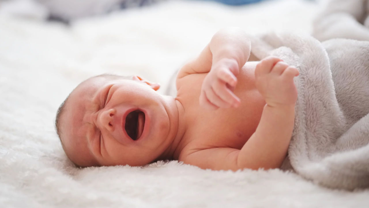 ఈ ప్రక్రియ శిశువు ఊపిరితిత్తులను గాలితో నింపడానికి చాలా ముఖ్యమైనదిని వైద్యులు చెబుతున్నారు. శిశువు ఏడ్చినప్పుడు పీల్చుకునే గాలి నేరుగా ఊపిరితిత్తులలోకి ప్రవేశించడానికి ఇది సహాయపడుతుంది. 
