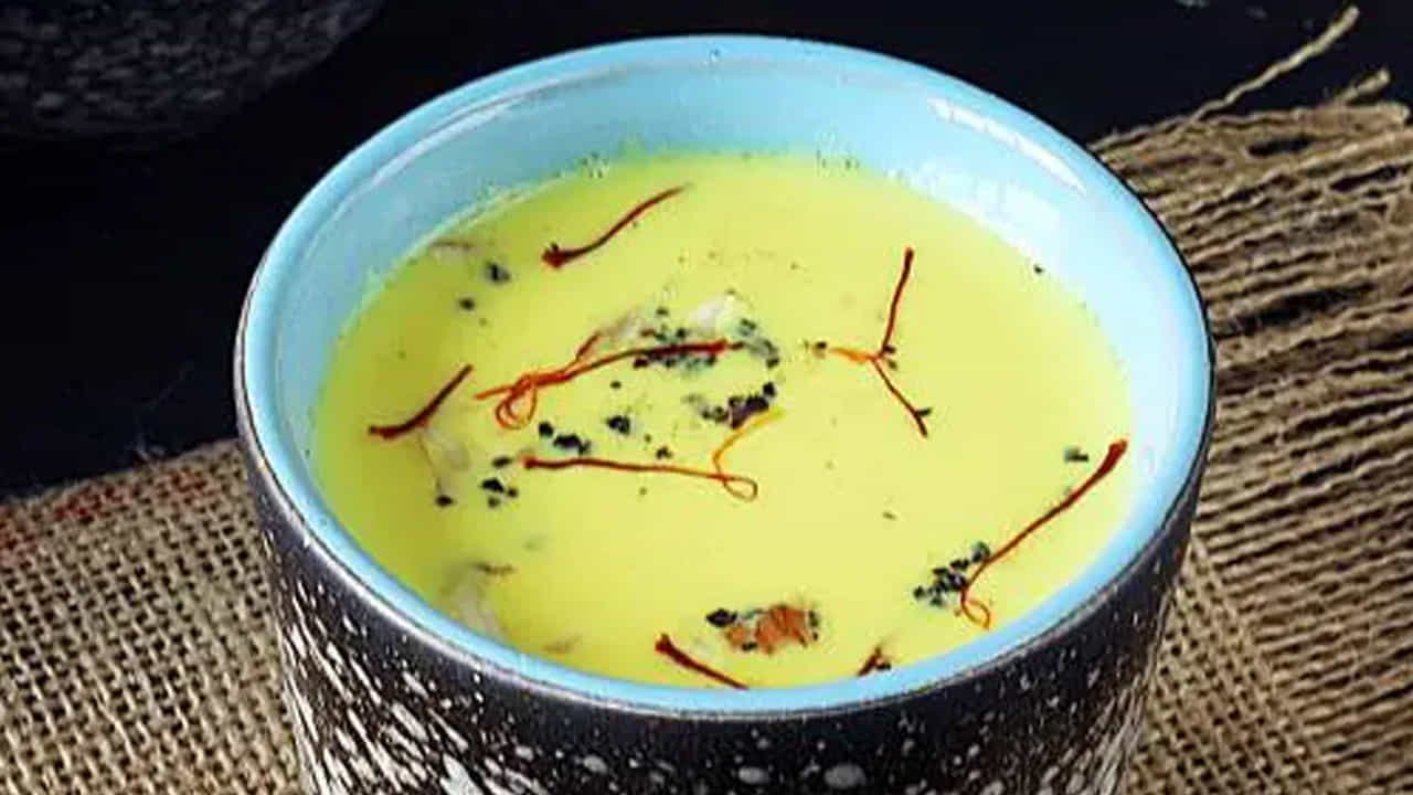 కావలసిన పదార్థాలు: ఒక కప్పు బాదం పాలు, 2 చిటికెల దాల్చిన చెక్క పొడి, 1/4 టీస్పూన్ పసుపు పొడి, కొంచెం అశ్వగంధ పొడి, రెండు చిటికెల యాలకుల పొడి, 1 స్పూన్ కొబ్బరి నూనె, 1 టీస్పూన్ తేనె, 1 చిటికెడు నల్ల మిరియాల పొడి