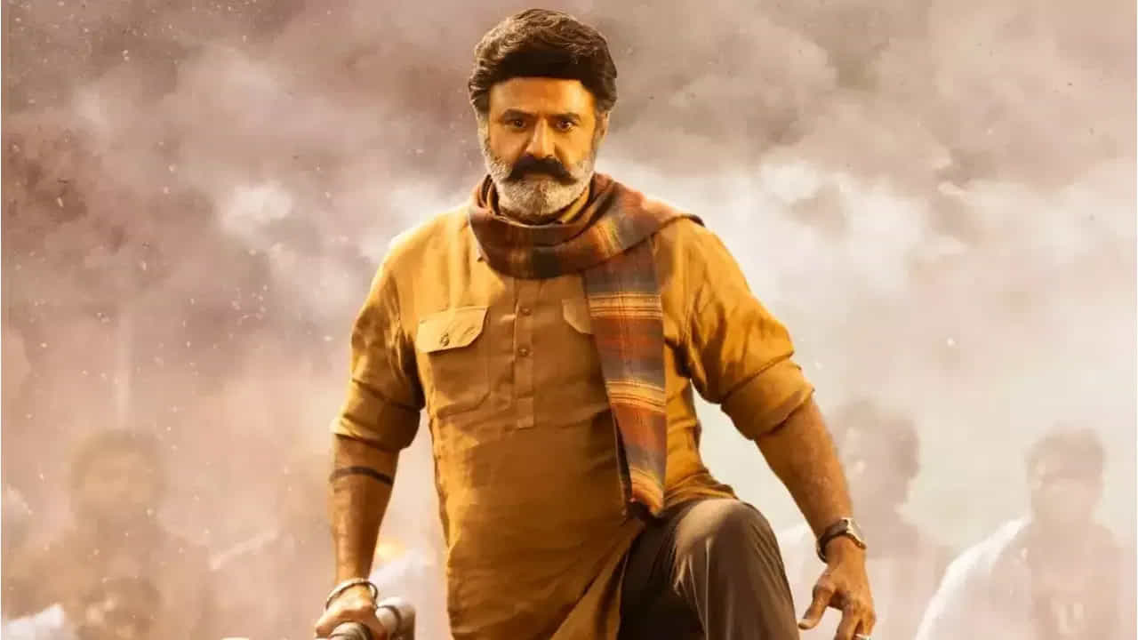 చిత్ర పరిశ్రమలో ఎన్నో సినిమాలు రిలీజ్ అవుతుంటాయి. కొన్ని సూపర్ హిట్ అందుకుంటే, మరి కొన్ని ప్లాప్ అవుతాయి. ఇంకొన్ని సినిమాలు మాత్రం ఏకంగా వంద, రెండు వదలు ఇలా వెయ్యి రోజులు కూడా ఆడిన సినిమాలు ఉన్నాయి. కొన్ని సార్లు భారీ బడ్జెట్తో తీసిన సినిమాలు తక్కువ రోజులు ఆడటం చిన్న సినిమాలు బ్లాక్ బస్టర్ అయ్యి, మంచి కలెక్షన్స్ రాబట్టిన సంఘటనలు కూడా ఉన్నాయి.