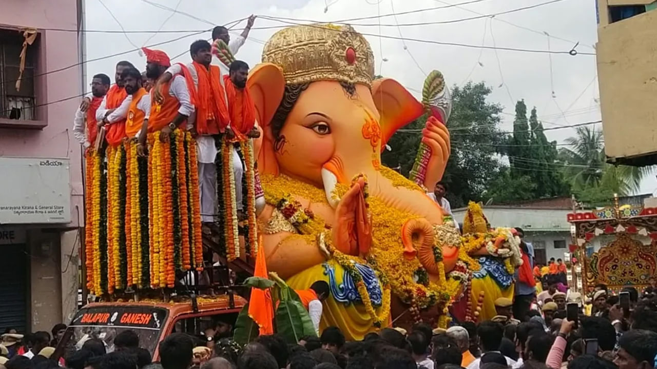 అప్పటి నుంచి గజాననుడి పండపల్లో 'గణపతి బప్పా మోరియా' నినాదం నిర్విరామంగా వినబడుతూనే ఉంది. భక్త వల్లభుడైన గజకర్ణుడు సేవలలో మోరియా గోసావి తరించిపోయాడు. అందుకే నదిలో నిమజ్జనం చేసే ముందు గణపతి బప్పా మోరియా పూడ్చ వర్సీ లౌకర్ యా.. అని మరాఠీ లో నినదించడం సర్వ సాధారణమైపోయింది. ఎందుకంటే గణపతి ప్రతిమ మోరియకు మహారాష్ట్రలోని పూణే సమీపంలో ప్రవహించే నదిలోనే దొరికింది కాబట్టి.. దేవుడు తన కార్యం ఏదైనా భక్తుల ధ్వారనే నెరవేర్చుకుంటాడు అనడానికి మోరియా గోసావి జీవిత కథనే నిదర్శనం.అందుకే ‘గణపతి బప్పా మోరియా’ అనే పదం ఇపుడు సర్వ సాధారణమైపోయింది.