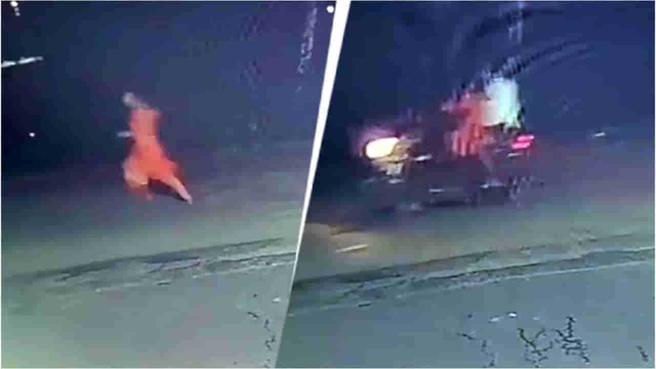 Watch Video: రాత్రి రోడ్డుపై వెళ్తున్న వికలాంగ మహిళ.. సడెన్గా చుట్టుముట్టిన 4 బైకులు.. తర్వాత ఏం జరిగిందంటే!