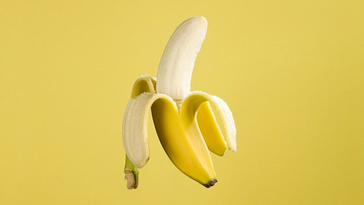 బరువు తగ్గాలనుకునే వారు కొంత మేరైనా అరపండును తినవచ్చు. కానీ కిడ్నీ రోగులు మాత్రం అస్సలు అరటి పండును తినొద్దని వైద్యులు చెబుతున్నారు. ఎందుకంటే ఈ పండులో పొటాషియం ఎక్కువగా ఉంటుందని, ఇది కిడ్న సమస్యలపై ప్రభావం చూపవచ్చని చెబుతున్నారు. కావున మీరు కిడ్నీ సమస్యలతో బాధపడుతుంటే, పొరపాటున కూడా ఈ పండును తినవద్దని వైద్యులు సూచిస్తున్నారు.( గమనిక పై పేర్కొన్న అంశాలు వైద్య నిపుణులు, ఇంటర్నెట్ నుంచి సేకరించిన సమాచారం మేరకు ఇవ్వబడ్డాయి. కాబట్టి వీటిలో మీకు ఏవైనా సందేహాలు ఉంటే మీ ఫ్యామిలీ డాక్టర్ లేదా, ఇదర వైద్యులను సంప్రదించండి)