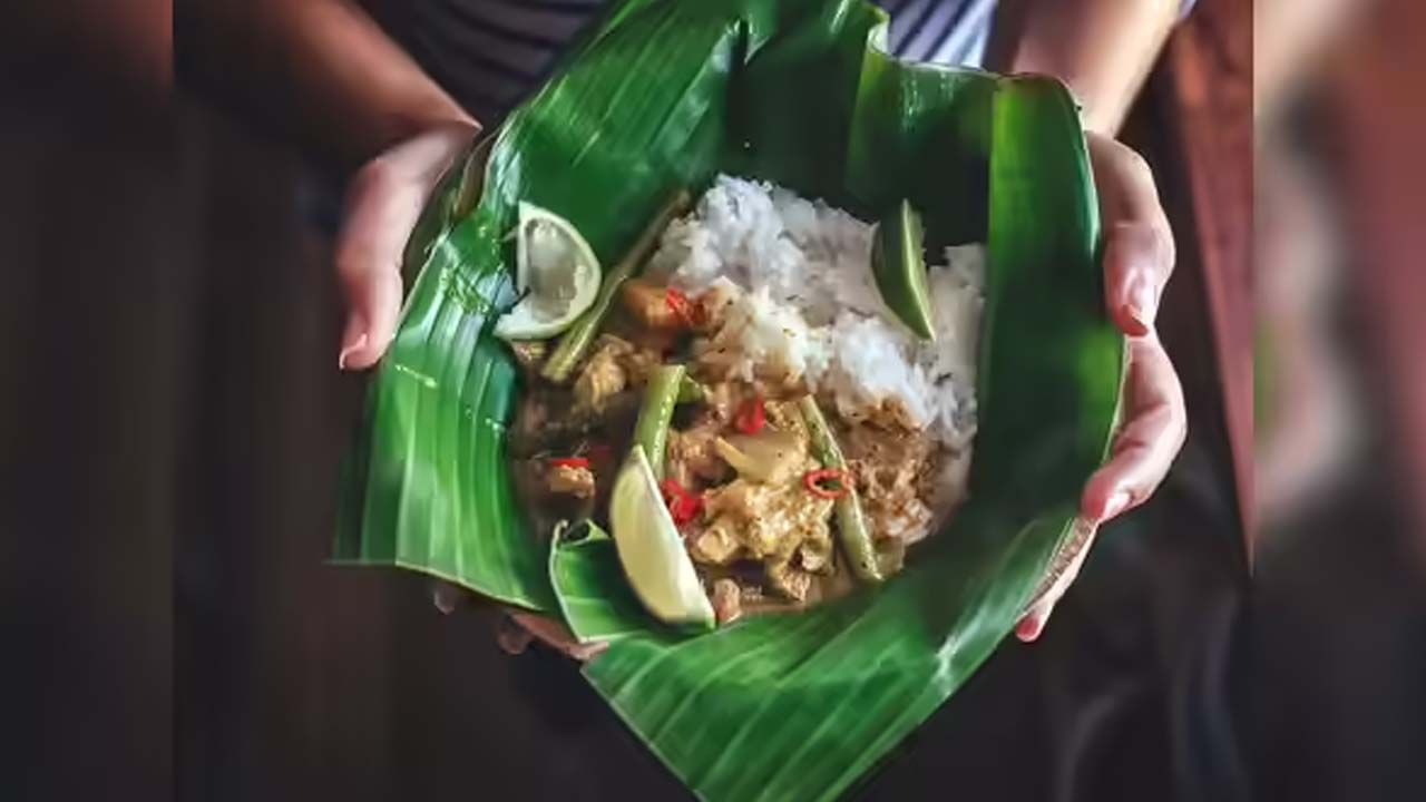 అరటి ఆకులపై ఆహారం తినడం వల్ల కొన్ని గొప్ప ప్రయోజనాలు ఉన్నాయి. ఉదాహరణకు, ఈ ఆకులో పాలీఫెనాల్స్తో పాటు విటమిన్లు ఎ, సి కూడా కనిపిస్తాయి. అటువంటి పరిస్థితిలో, అరటి ఆకుపై వేడి ఆహారాన్ని ఉంచినప్పుడు, ఈ పోషకాలన్నీ ఆహారంలో కలిసిపోతాయి. ఇది దాని పోషక విలువను మరింత పెంచుతుంది.