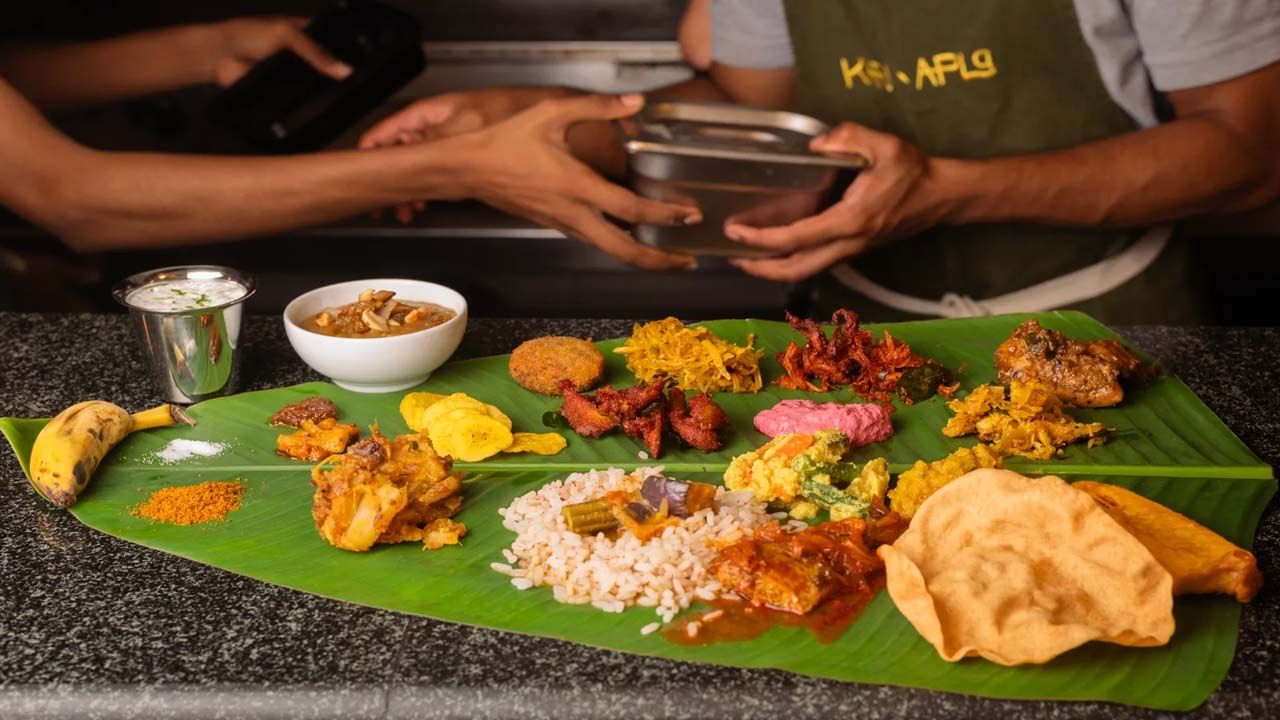 వేడి కారణంగా, ఆకుపై ఉన్న సహజ మైనపు పూత కొన్ని సమ్మేళనాలను విడుదల చేస్తుంది. ఇది ఆహారానికి భిన్నమైన వాసనను ఇవ్వడమే కాకుండా, భిన్నమైన రుచిని కూడా ఇస్తుంది. అంటే, మొత్తంమీద, అరటి ఆకు కొంతవరకు ఆహారం రుచిని పెంచుతుంది.