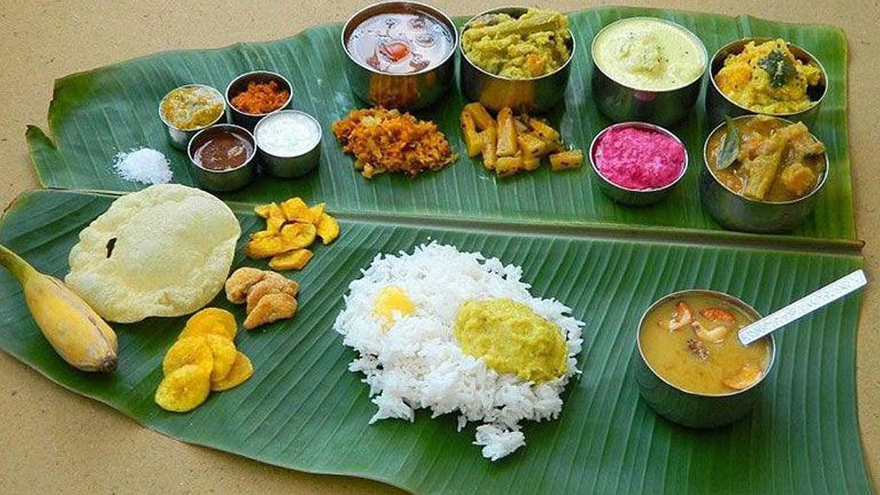 ఆరోగ్య దృక్కోణం నుండి పరిశీలిస్తే, అరటి ఆకులలో పాలీఫెనాల్స్ ఉన్నాయని చెబుతారు. ఇవి ఒక రకమైన యాంటీఆక్సిడెంట్. దీనితో పాటు, ఇది బ్యాక్టీరియాను చంపడంలో సహాయపడే యాంటీ బాక్టీరియల్ లక్షణాలను కలిగి ఉంటుంది. అదే సమయంలో, దీని అత్యంత ప్రత్యేక లక్షణం ఏమిటంటే ఇది పర్యావరణ అనుకూలమైనది. అయితే, కొంతమంది మనస్సులో అరటి ఆకులు ఆహార రుచిని కూడా మారుస్తాయా అని అంటారు.