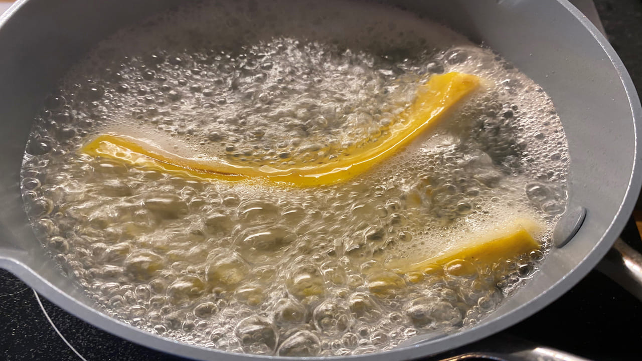 అరటి తొక్కలో డైటరీ ఫైబర్ ఉంటుంది. ఇది జీర్ణవ్యవస్థను ఆరోగ్యంగా ఉంచుతుంది. ఇది మలబద్ధకం, గ్యాస్, అసిడిటీ సమస్య నుండి ఉపశమనం కలిగిస్తుంది. అధిక మొత్తంలో పొటాషియం ఉండటం వల్ల, ఈ టీ అధిక రక్తపోటును నియంత్రించడంలో సహాయపడుతుంది.