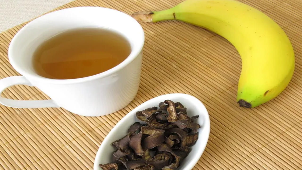 అరటి తొక్కలో ట్రిప్టోఫాన్ అనే అమైనో ఆమ్లం ఉంటుంది. ఇది సెరోటోనిన్ హార్మోన్ను పెంచుతుంది. ఇది మానసిక స్థితిని బాగా ఉంచుతుంది. ఒత్తిడిని తగ్గిస్తుంది. ఈ టీలో ఉండే మెగ్నీషియం, పొటాషియం కండరాలను సడలించి, మంచి నిద్ర పొందడానికి సహాయపడతాయి. రాత్రి పడుకునే ముందు ఈ టీ తాగడం ప్రయోజనకరంగా ఉంటుంది.