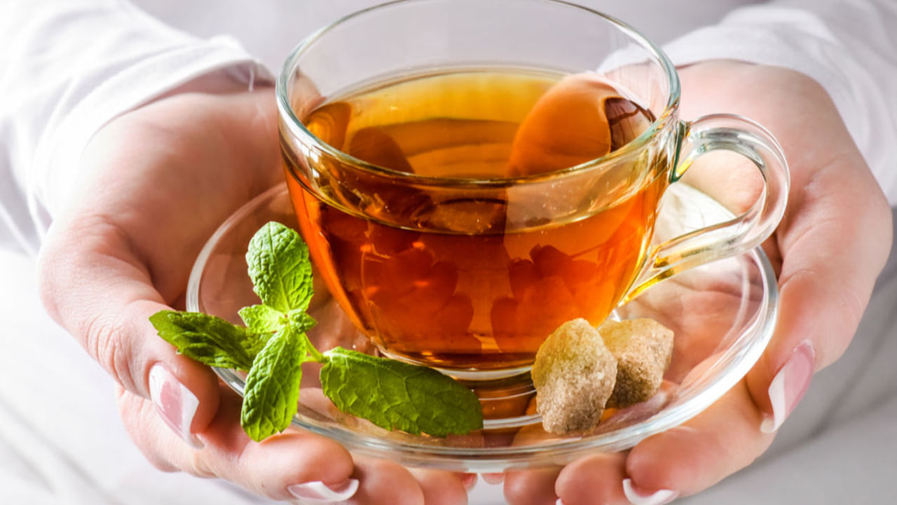 అరటి తొక్కలో మంచి మొత్తంలో డైటరీ ఫైబర్ ఉంటుంది. ఇది జీర్ణక్రియను మెరుగుపరుస్తుంది. ఆరోగ్యకరమైన చర్మానికి అరటి తొక్క టీ చాలా ప్రభావవంతంగా ఉంటుంది. అరటి తొక్క టీ తయారు చేయడానికి, తొక్కను కోసి నీటిలో వేసి దాల్చిన చెక్క వేసి, మరిగించి వడకట్టి త్రాగాలి.