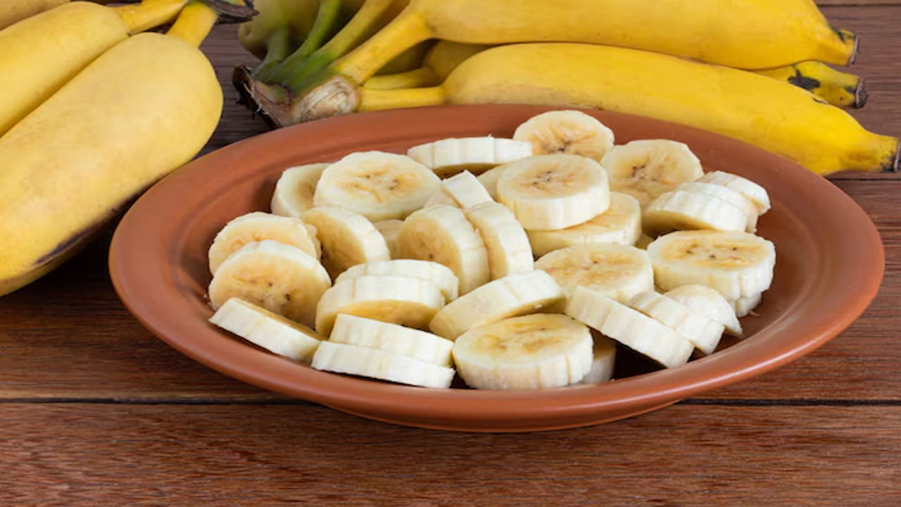 చర్మ సంరక్షణ: అరటిపండులోని విటమిన్లు, మిరియాలలోని యాంటీఆక్సిడెంట్లు చర్మానికి అంతర్గతంగా పోషకాలను అందిస్తాయి. ఈ పరిహారం శరీరం నుండి విషాన్ని తొలగిస్తుంది. ఫలితంగా చర్మం ఆరోగ్యంగా, కాంతివంతంగా ఉంటుంది.