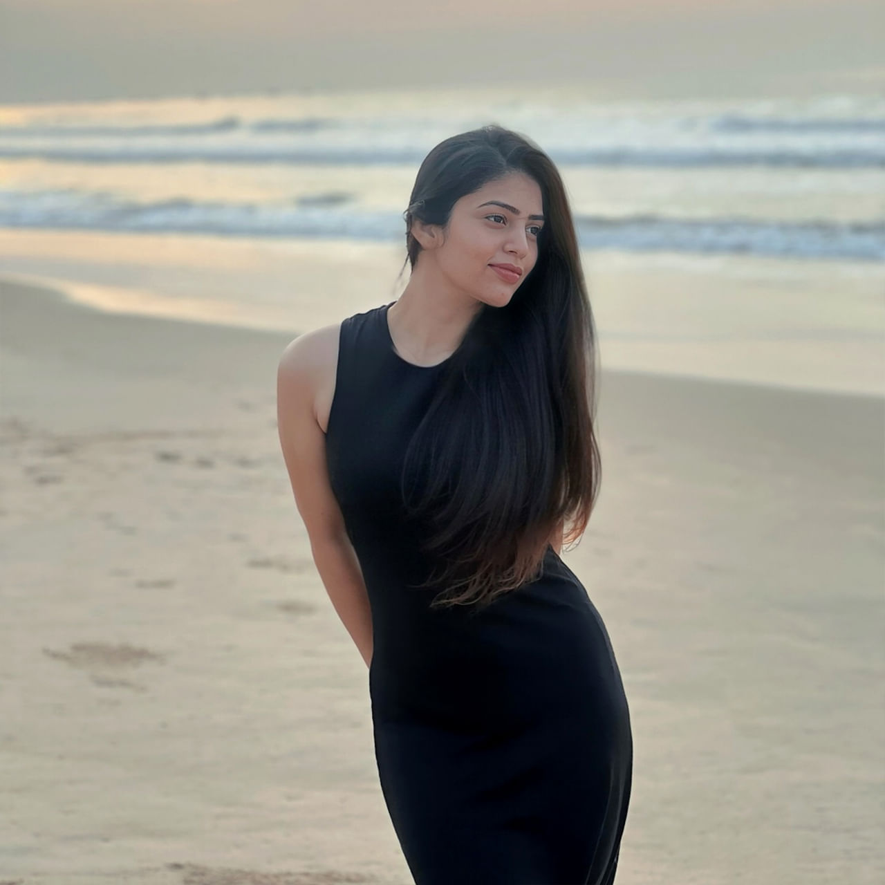 బాంధవి శ్రీధర్ .. ఈ ముద్దుగుమ్మ గురించి ప్రత్యేకంగా పరిచయం చేయాల్సిన అవసరం లేదు. ఈ చిన్నది 2022లో విడుదలైన "మసూద" అనే తెలుగు సినిమాలో నటించి ప్రేక్షకుల దృష్టిని ఆకర్షించింది. ఈ చిత్రంలో ఆమె దెయ్యం పట్టిన అమ్మాయి పాత్రలో నటించి, తన నటనా ప్రతిభతో అందరినీ ఆకట్టుకుంది.