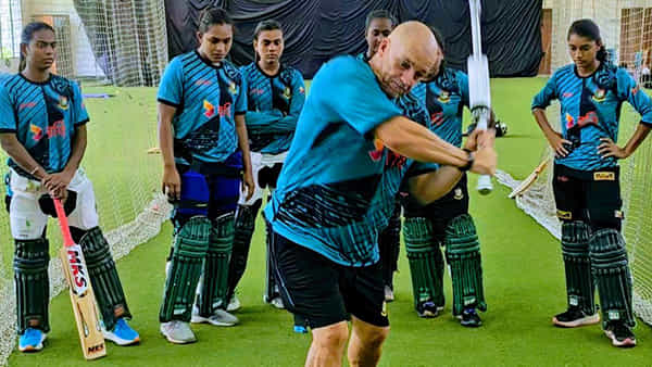 వార్నీ.. ఆసియా కప్ కోసం రూటు మార్చిన ప్లేయర్స్.. బ్యాట్తో కాకుండా ఎలా ప్రాక్టీస్ చేస్తున్నారంటే?