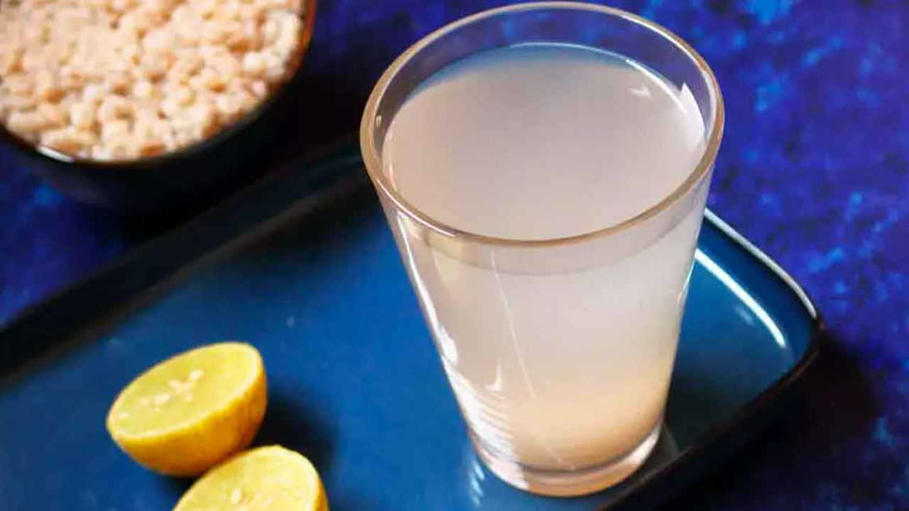  బార్లీ నీటిలో  ఫైబర్,యాంటీఆక్సిడెంట్లు వంటి పోషకాల పుష్కలంగా ఉంటాయి. అందువలన ఇది కడుపు సంబంధ సమస్యలను తగ్గించి, జీర్ణక్రియ  మెరుగు పడేలా చేస్తుంది. ప్రతి రోజూ బార్లీ నీళ్లు తాగడం వలన ఇది గుండెల్లో మంట, గ్యాస్, మలబద్ధకం వంటి సమస్యల నుంచి ఉపశమనం కలిగేలా చేస్తుంది. అంతే కాకుండా మూత్ర పిండాల పనితీరుకు దోహదం చేస్తుంది.