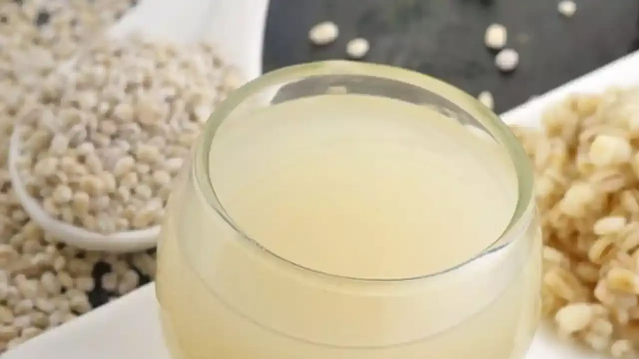 మూత్ర పిండాల సమస్యతో బాధపడే వారు ప్రతి రోజూ బార్లీ నీళ్లు తీసుకోవడం ఆరోగ్యానికి చాలా మంచిదంట.ఈ నీటిని ప్రతి రోజూ తాగడం వలన ఇది శరీరంలోని హానికరమైన పదార్థాలను తొలిగించి, శరీరాన్ని డిటాక్సిఫై చేస్తుంది. అంతే కాకుండా మూత్రపిండాల పనితీరును మెరుగు పరిచి, కిడ్నీ ఇన్ఫెక్షన్స్, మూత్ర పిండాల్లో రాళ్ల వంటి సమస్యల నుంచి కాపాడుతుంది.