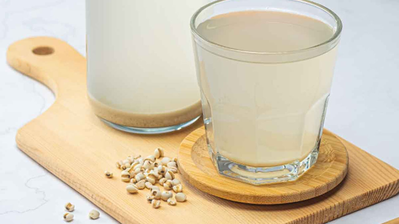 గుండె ఆరోగ్యానికి బార్లీ నీళ్లు చాలా మంచివి. ఇవి రక్తపోటును అదుపులో ఉంచి, గుండె ఆరోగ్యాన్ని మెరుగుపరుస్తాయి.  వీటిని ప్రతి రోజూ తాగడం వలన గుండె సమస్యల భయమే ఉండదు అని చెబుతున్నారు ఆరోగ్య నిపుణులు.