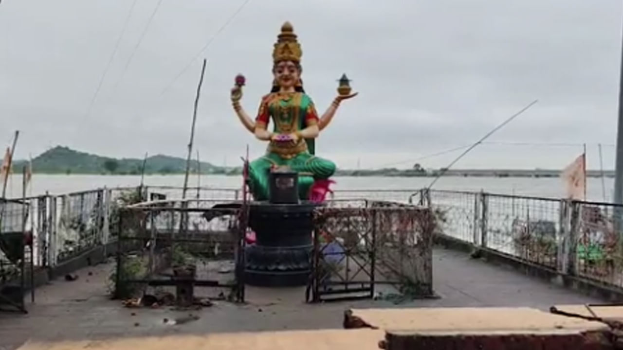 బాసర దగ్గర తగ్గిన గోదావరి ఉధృతి.. కూలిన గంగమ్మ విగ్రహ ప్రహరీగోడ..