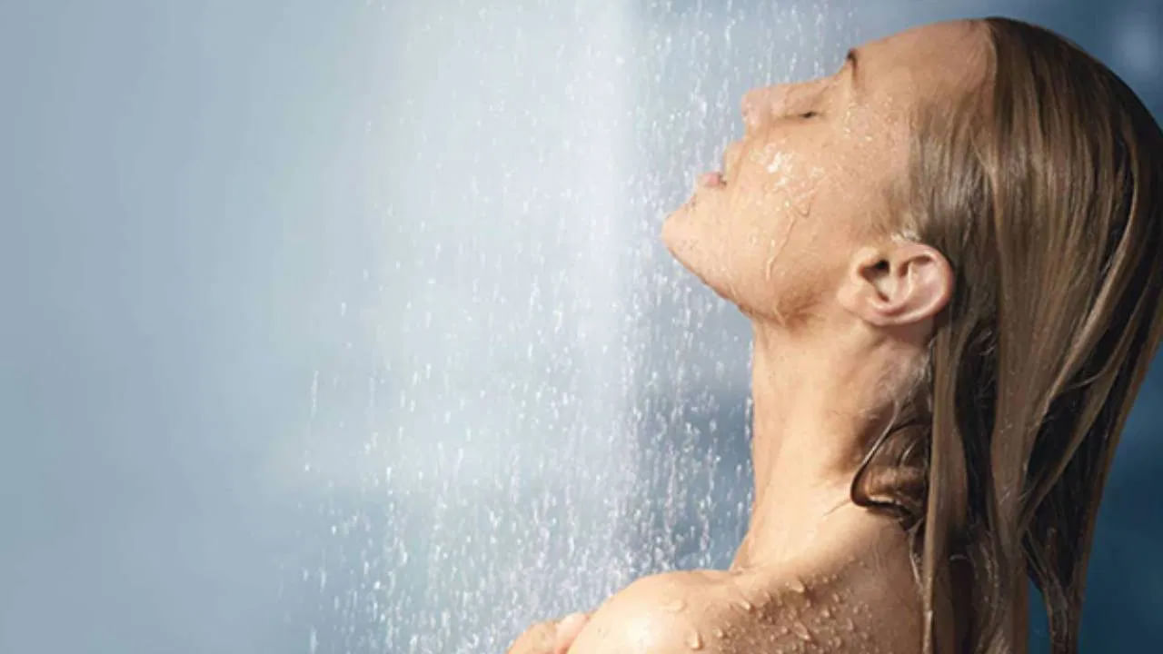 ఈ రోజుల్లో, "క్లీన్ కానీ స్మార్ట్" విధానం మరింత ప్రాచుర్యం పొందుతోంది. దీనిలో ప్రజలు ప్రతిరోజూ అండర్ ఆర్మ్స్, ప్రైవేట్ పార్ట్స్, ముఖం వంటి అవసరమైన భాగాలను మాత్రమే క్లీన్ చేసుకుంటారు. మొత్తం శరీరంపై తక్కువ సబ్బును ఉపయోగిస్తున్నారు. ఇది చర్మాన్ని దద్దుర్లు, పొడిబారకుండా కాపాడుతుంది.