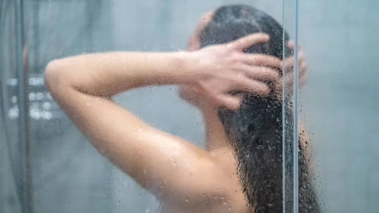 ప్రతిరోజూ స్నానం చేయడం ముఖ్యమని తెలిసిందే. పరిశుభ్రత, తాజాదనం, ఆరోగ్యం కోసం రోజూ స్నానం చేస్తారు. వైద్యులు కూడా డైలీ స్నానం చేయాలని చెబుతారు. కానీ ఇటీవలి కాలంలో చర్మ నిపుణుల అభిప్రాయం మారినట్లు తెలుస్తోంది. ఇప్పుడు ప్రతి రోజు స్నానం చేయడం అందరికీ అవసరం లేదని, కానీ అది చర్మ రకం, జీవనశైలి, మరియు వాతావరణంపై ఆధారపడి ఉంటుందని చెబుతున్నారు.