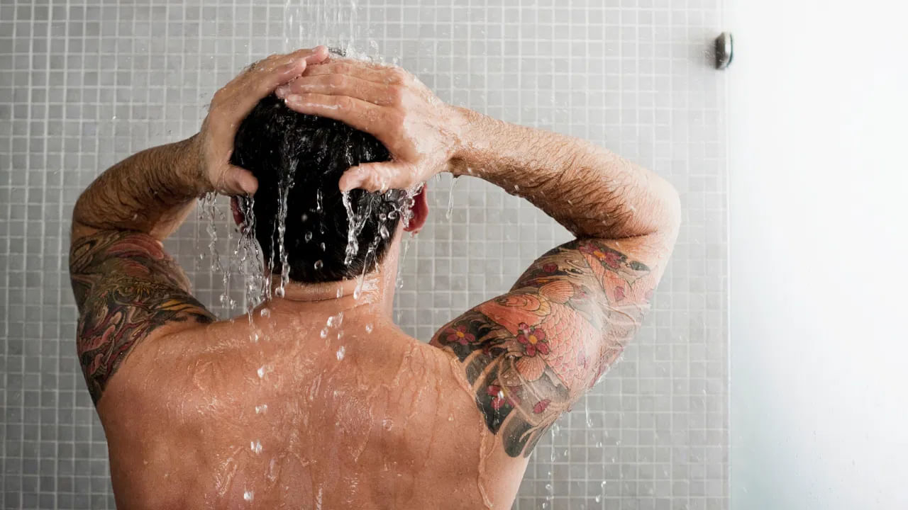 మీరు వేడి, తేమతో కూడిన వాతావరణంలో నివసిస్తుంటే, వ్యాయామం చేస్తే, చాలా చెమట పడుతుంటే ప్రతిరోజూ స్నానం చేయాలి. అదనంగా ఇన్ఫెక్షన్లు లేదా చర్మ చికాకును నివారించాలనుకుంటే క్రమం తప్పకుండా స్నానం చేయడం అవసరం. కానీ దీని అర్థం మీరు ప్రతిసారీ సబ్బు లేదా బాడీ వాష్ ఉపయోగించాలని కాదు. కేవలం నీటితోనే చేయవచ్చు.