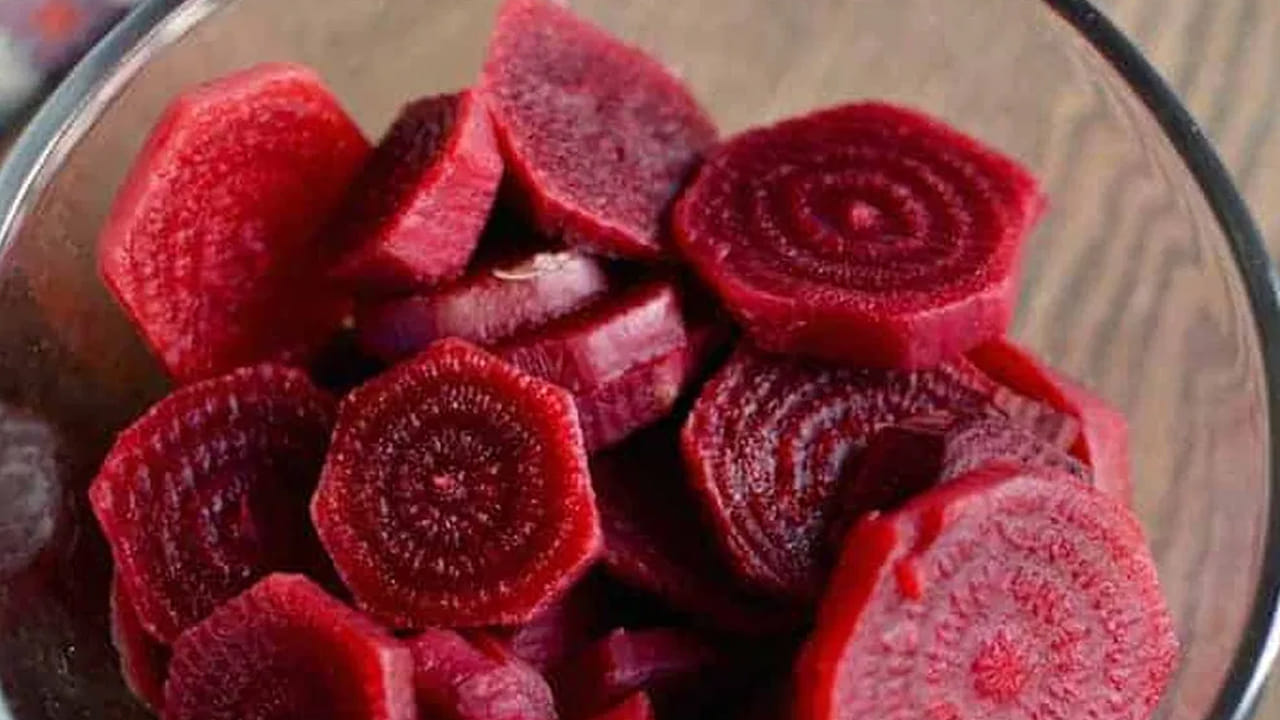 బీట్రూట్ హెయిర్ ప్యాక్ను వెంట్రుకలకు అప్లై చేసుకునే సమయంలో కొన్ని విషయాలు గుర్తుంచుకోవాలి. ఈ హెయిర్ ప్యాక్ని జుట్టు, తలపై కొద్దిగా అప్లై చేసిన నెమ్మదిగా మసాజ్ చేయాలి. ఇలా 20 నిమిషాలపాటు చేసిన తర్వాత గోరు వెచ్చని నీటితో కడిగేయాలి. ఇలా వారానికి రెండు సార్లు చేస్తే బట్టతల సమస్య దూరమవుతుంది. జుట్టు రాలడం ఆగిపోయి, వెంట్రుకలు ఆరోగ్యంగా మారుతాయి.