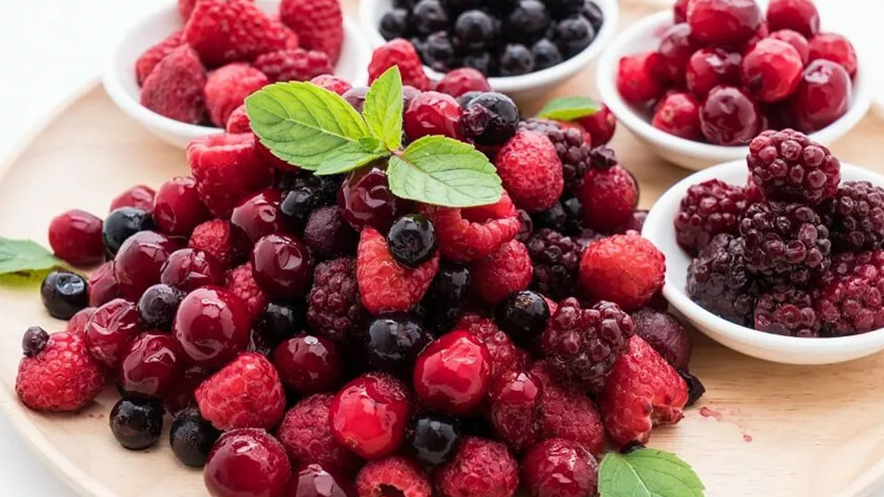 మెదడు చురుకుగా పని చేస్తూ షార్ప్‌గా ఉండాలంటే యాంటీ ఆక్సిడెంట్లు కూడా కావాలి. ఇవి ఎక్కువగా బెర్రీస్‌ జాతికి చెందిన పండ్లు, ఆకు కూరలు, టమాటా వంటి వాటిల్లో లభిస్తాయి. ఇవి మెదడుపై పడే ఆక్సీకరణ ఒత్తిడిని తగ్గిస్తాయి.