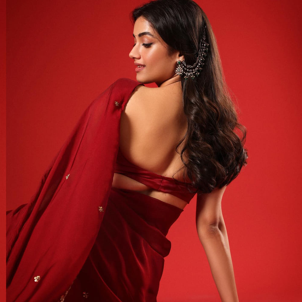 ఆ తర్వాత విజయ్ దేవరకొండ సరసన కింగ్డమ్ సినిమాతో మరోసారి అడియన్స్ ముందుకు వచ్చింది. మాస్ యాక్షన్ ఎంటర్టైన్ గా వచ్చిన ఈ మూవీ బాక్సాఫీస్ వద్ద భారీ విజయాన్ని అందుకుంది. దీంతో ఈ అమ్మడు పేరు ఇండస్ట్రీలో మారుమోగింది. ప్రస్తుతం చేతినిండా సినిమాలతో బిజీగా ఉంది. 