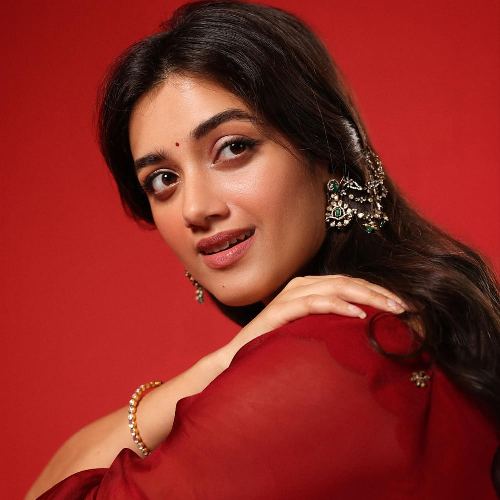 ఇప్పుడు వరుస సినిమాలతో క్షణం తీరిక లేకుండా గడిపేస్తుంది. అలాగే తాజాగా ఫిల్మ్ ఫేర్ స్టైల్ సౌత్ ఇండియా అవార్డులలో భాగ్యశ్రీ బోర్సె అదరగొట్టింది. ఎమర్జింగ్ ఫేస్ ఆఫ్ ఫ్యాషన్, రెడ్ కార్పెట్ లుక్ ఆఫ్ ది ఇయర్ అవార్డులు సొంతం చేసుకుంది. ఇది కేవలం ఆరంభం మాత్రమే అనే ఇన్ స్టాలో పోస్ట్ చేసింది. 