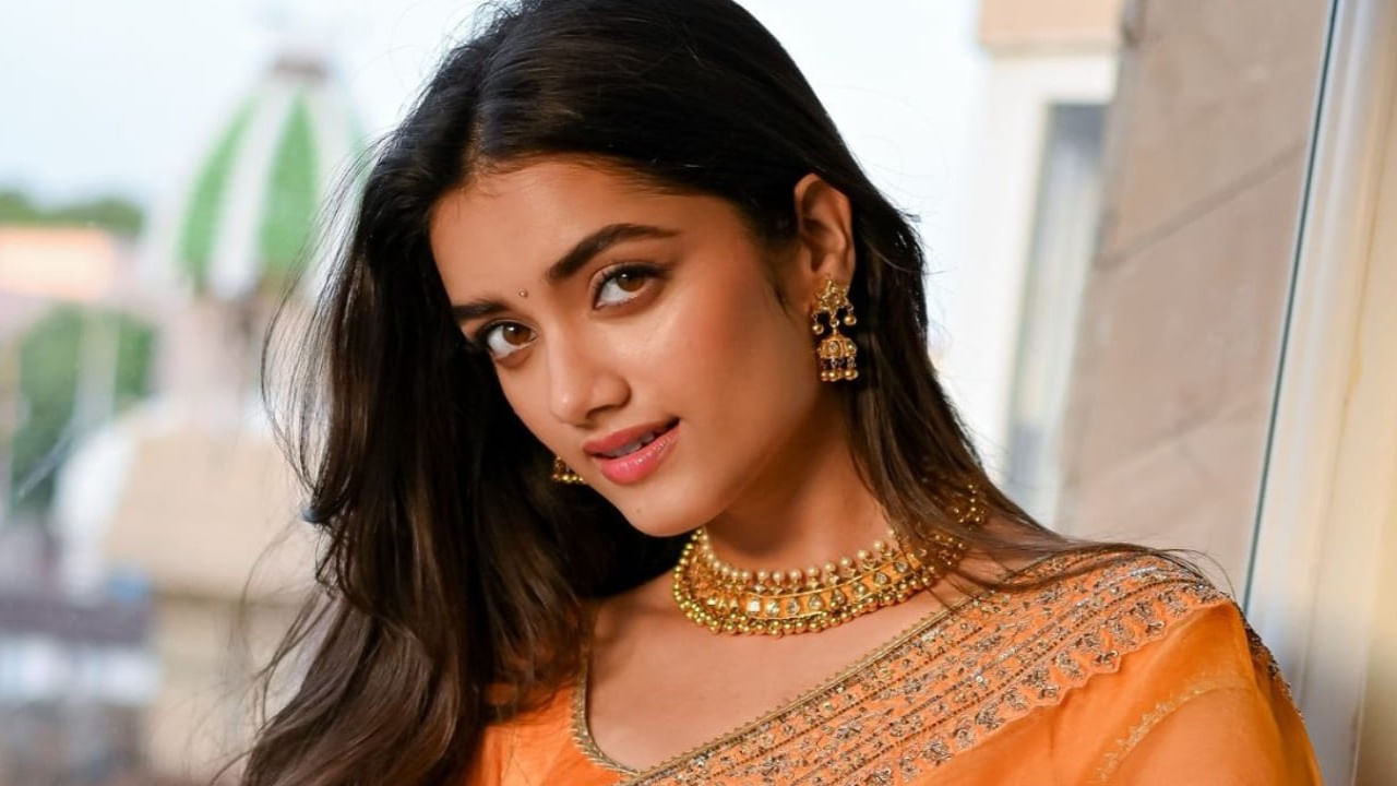 రవితేజ మిస్టర్ బచ్చన్ సినిమాతో విపరీతమైన క్రేజ్ సొంతం చేసుకున్న ఈ చిన్నది. ఓవర్ నైట్ స్టార్ హీరోయిన్స్ రేంజ్‌లో పాపులారిటీ దక్కించుకొని, యూత్ క్రష్ అయిపోయింది. ఈ ముద్దుగుమ్మ అందానికి ప్రతి ఒక్కరూ ఫిదా అయిపోయారు.  దీంతో ఈ ముద్దుగుమ్మకు వరసగా ఆఫర్స్ క్యూ కట్టాయి.