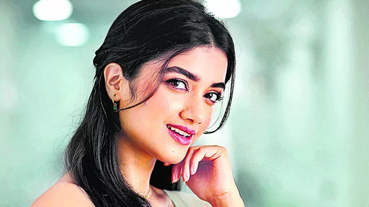  ఇక మోడల్‌గా కెరీర్ ప్రారంభించిన ఈ చిన్నది, యూరియాన్ సినిమాతో బాలీవుడ్‌లోకి  ఎంట్రీ ఇచ్చిన ఈ ముద్దుగుమ్మ మిస్టర్ బచ్చన్ మూవీలో రవితేజ సరసన చిందులేసి తన గ్లామర్ అందంతో ప్రతి ఒక్కరినీ ఆకట్టుకుంది. ఇక రీసెంట్‌గా విజయ్ దేవరకొండ కింగ్ డమ్ మూవీలో నటించి మంచి మార్కులు కొట్టేసింది.